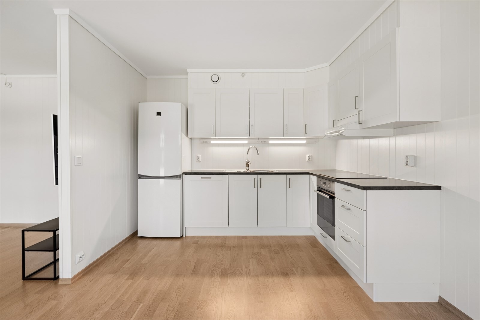 Kjøkkenet har profilerte fronter og sort benkeplate, en tidløs fargekombinasjon! Ellers rikelig med benk- og skapplass Galleribilde