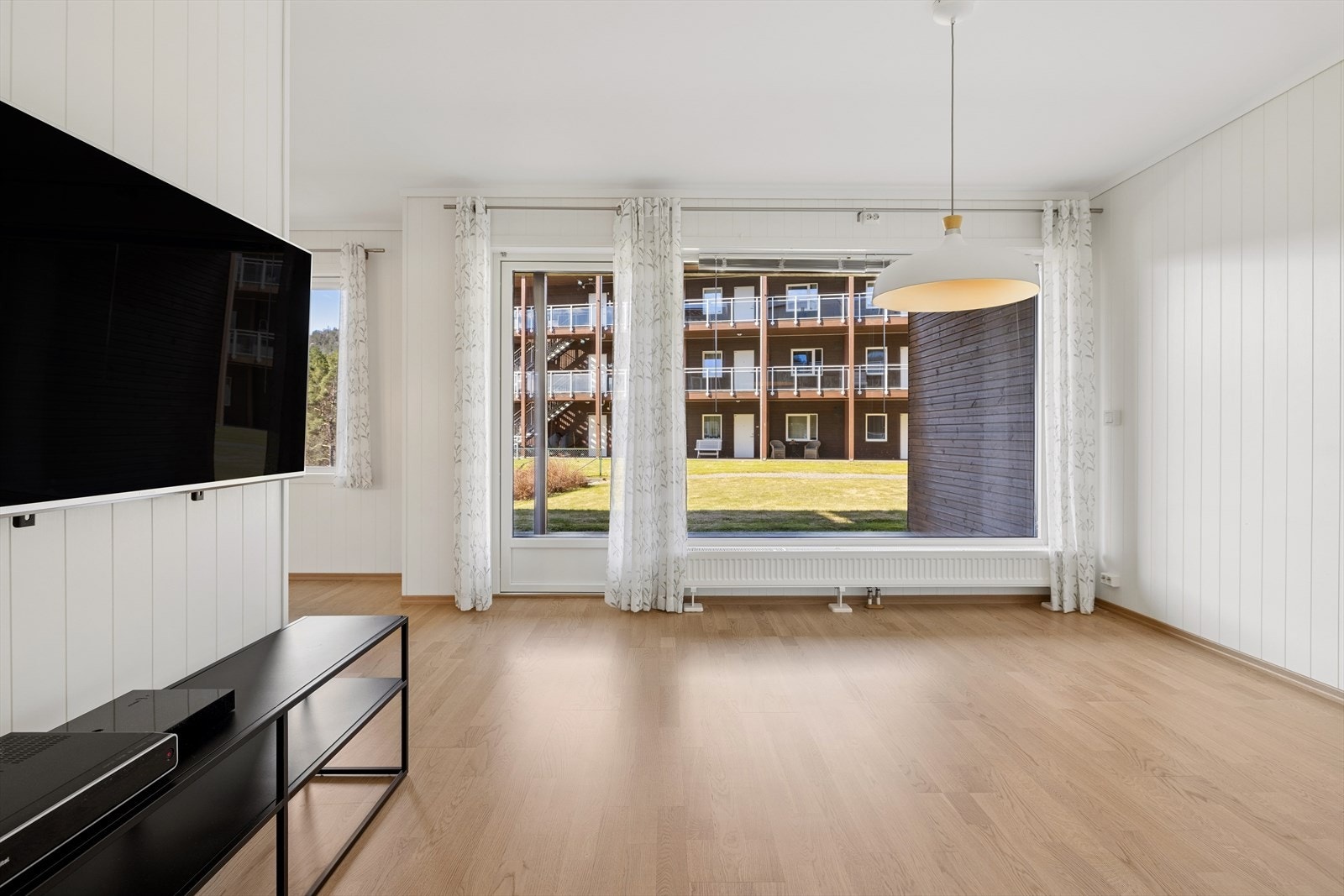 Leiligheten har vannbåren varme med radiator i stue og gang for effektiv oppvarming. Galleribilde