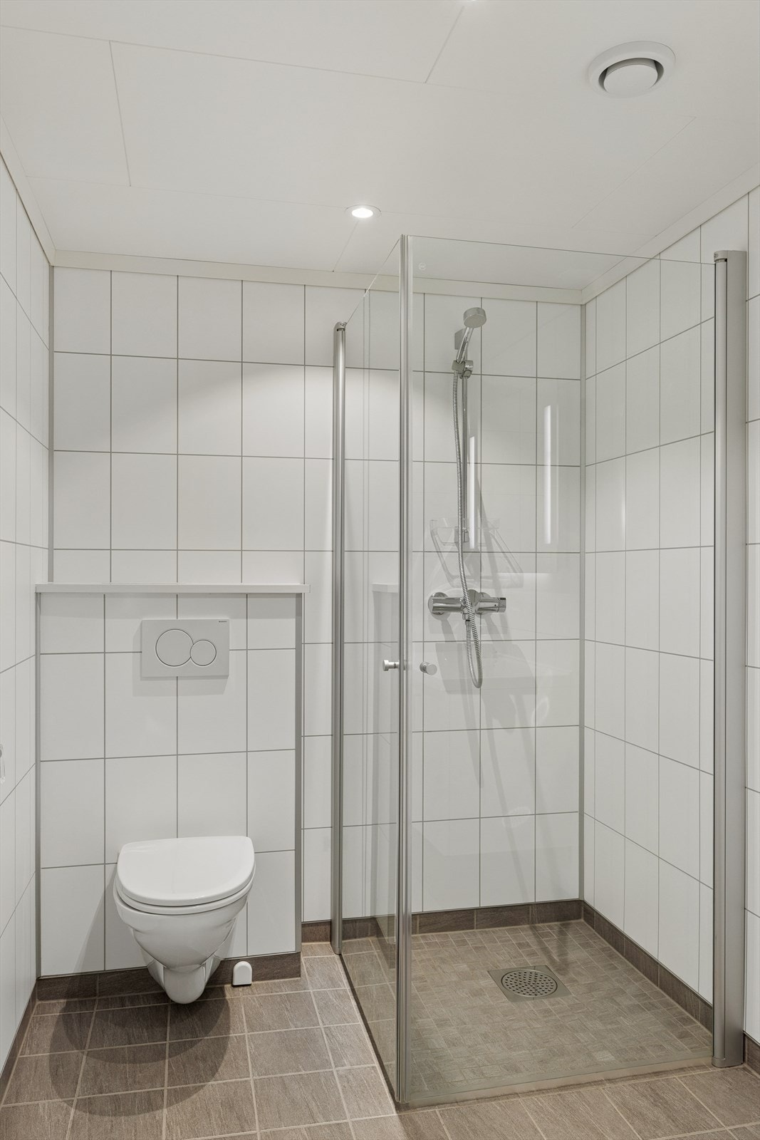 De svingbare veggene i dusjen gjør det enkelt å komme inn og ut, samtidig som de kan svinges inn når de ikke er i bruk. Galleribilde