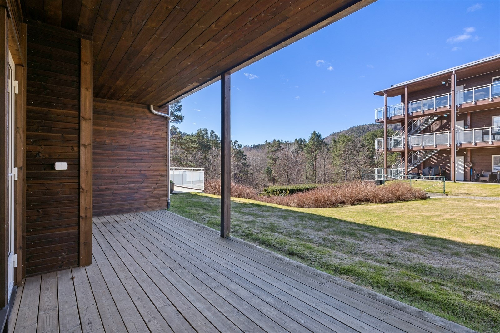 Terrassen har god plass til utemøbler, og blir et sosialt samlingssted for besøk av familie, venner og naboer! Galleribilde