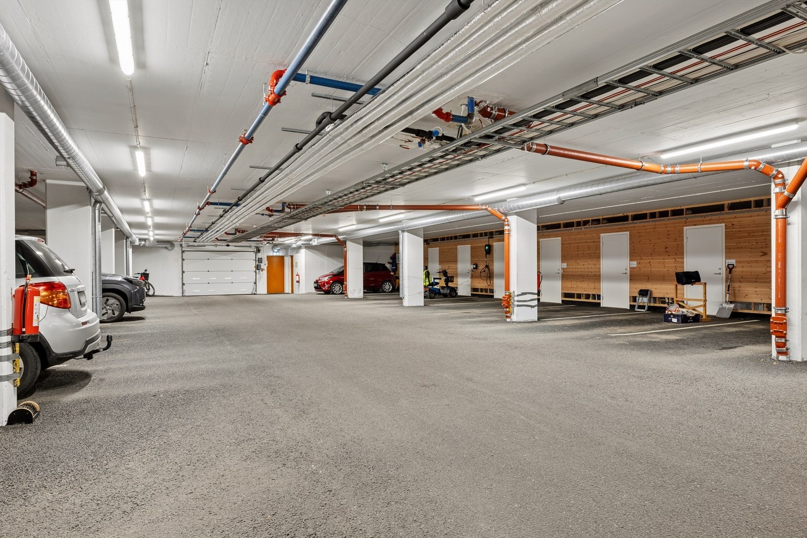 Felles garasjeanlegg, godt opplyst og romslige parkeringsplasser. Galleribilde
