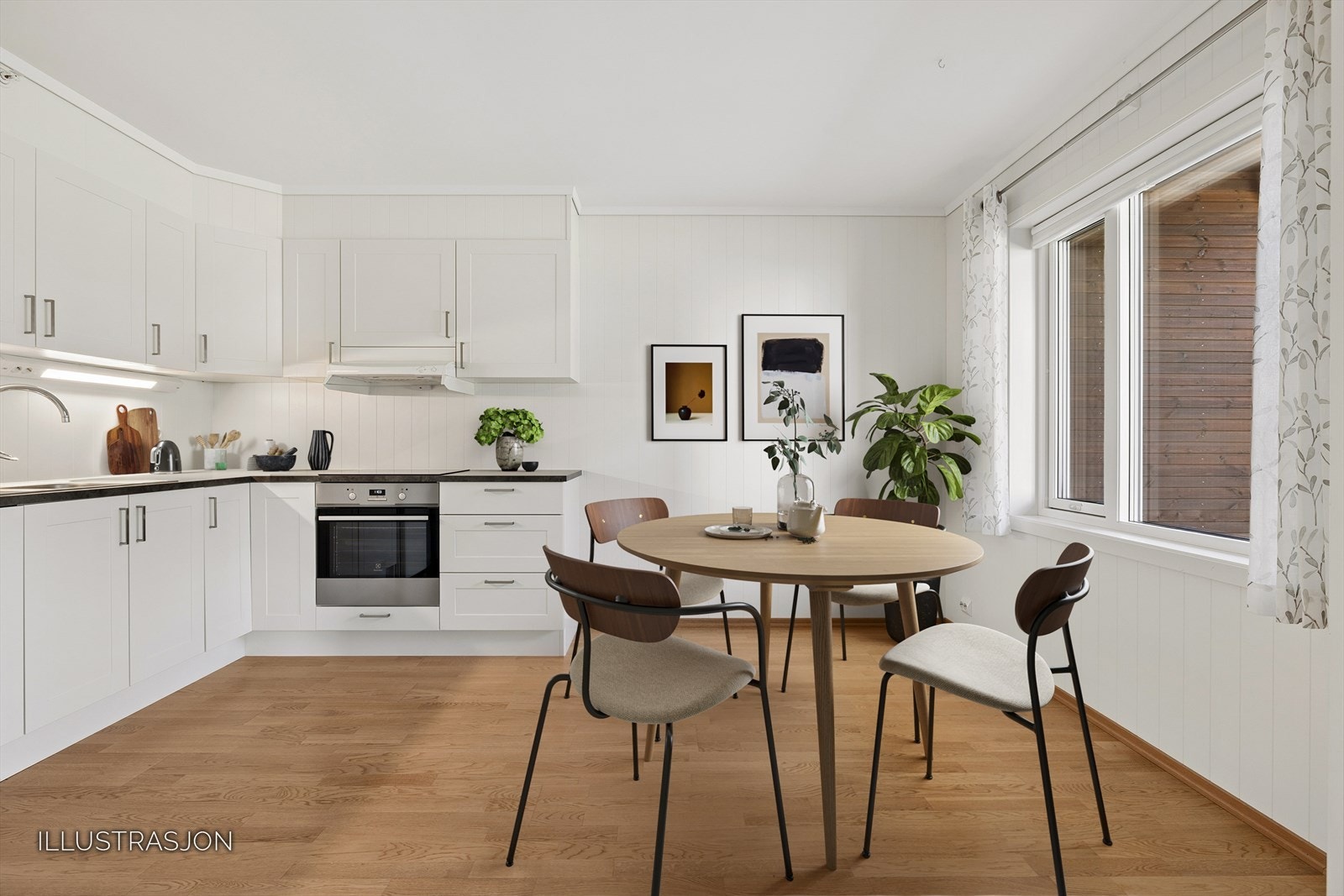 Kjøkkenet er tidløst og innbydende, med klassiske fronter og god plass til spisebord Galleribilde