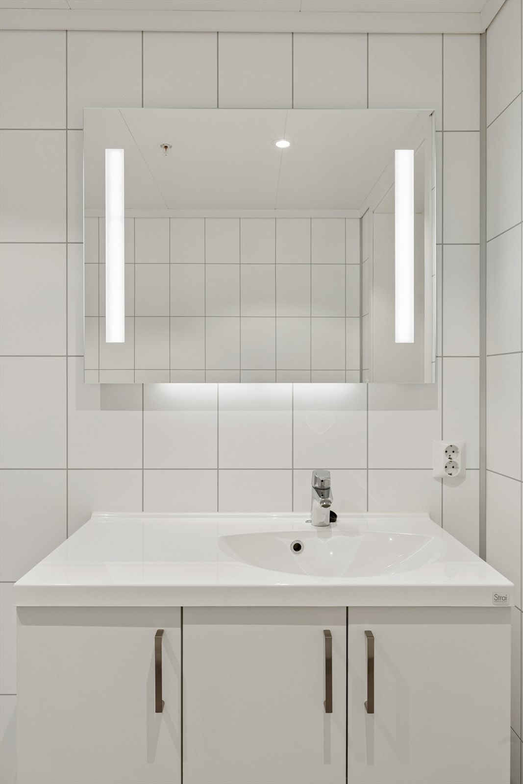 Servant med god oppbevaringsplass og speil med lys Galleribilde