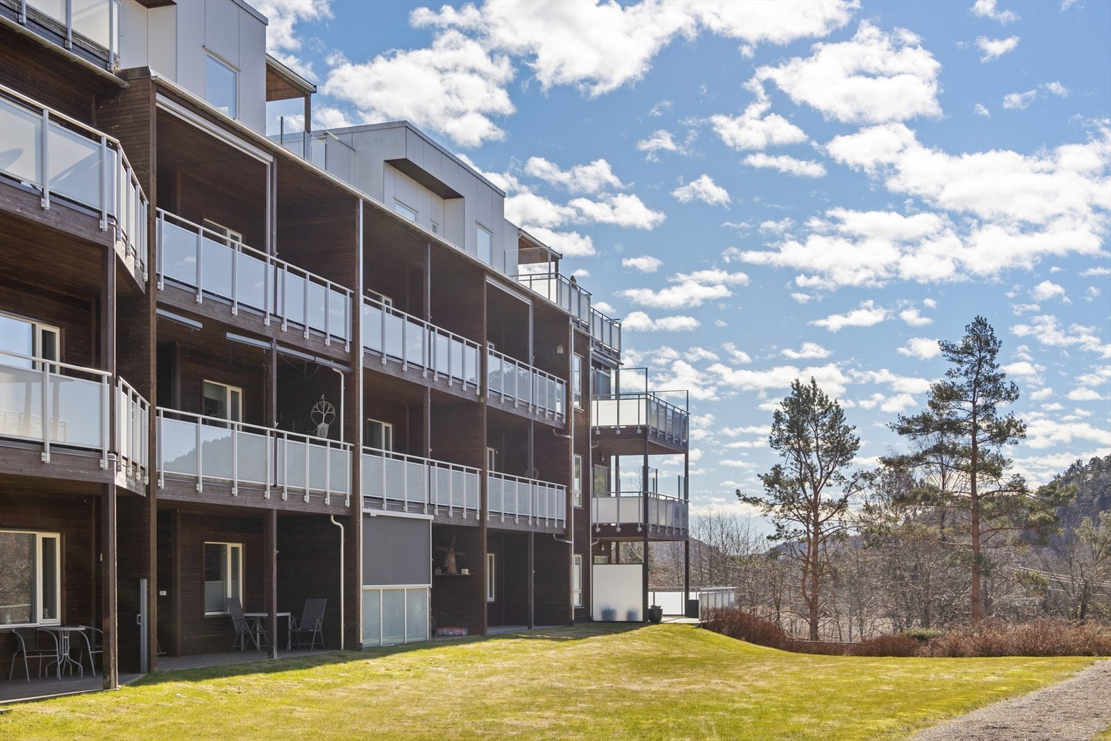 Leiligheten ligger meget sentralt til på Nodeland! Leiligheten ligger på bakkeplan med egen terrasse og utgang til felles plen! Galleribilde