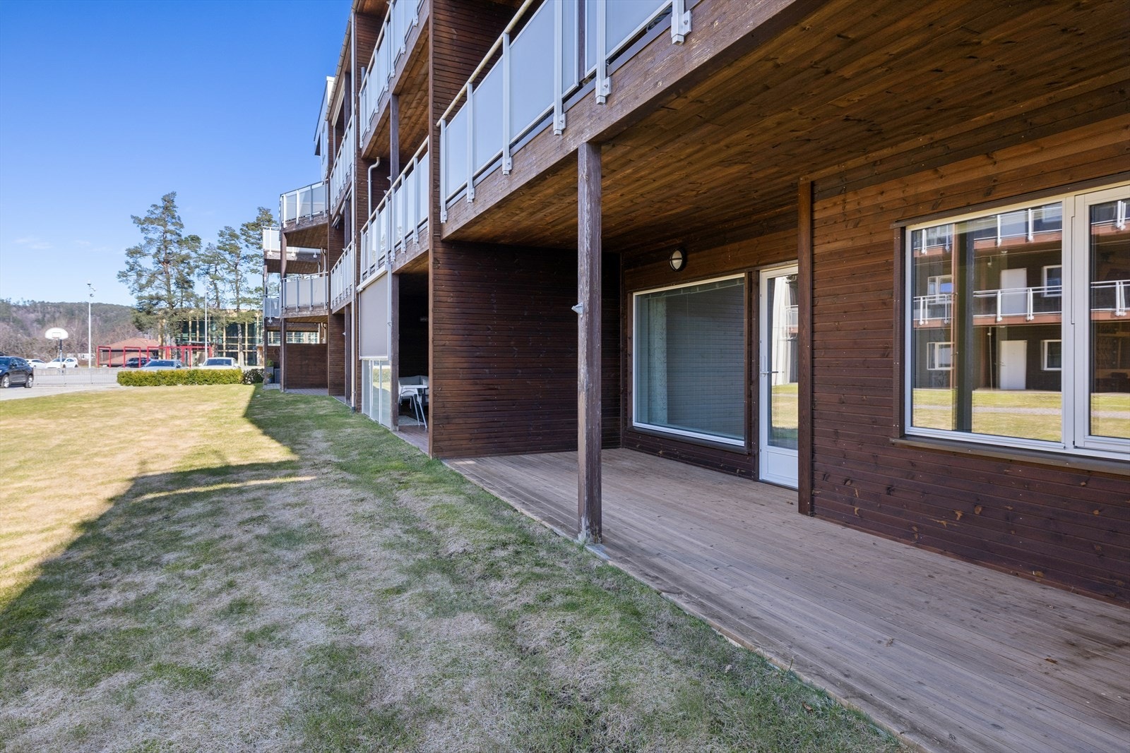 Fra stuen er det utgang til egen balkong, her titter solen fram i 12-tiden (tidligere på sommer) og holder seg pent fram til kvelds. Galleribilde