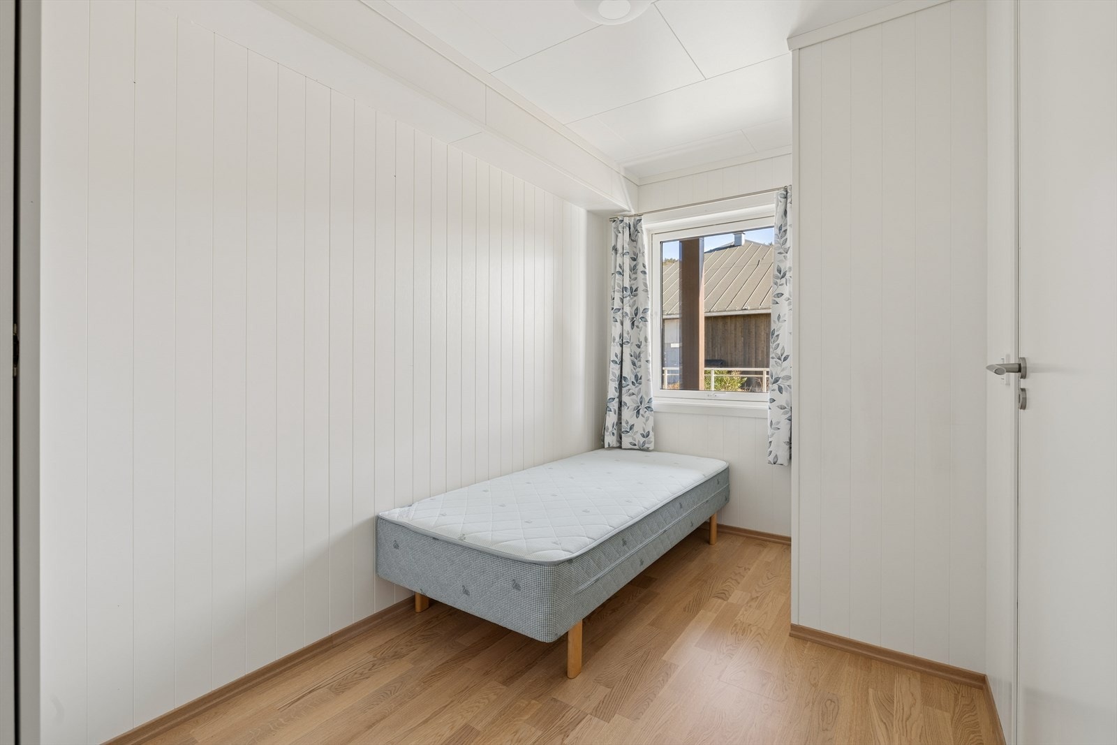 Soverom 2 med plass til både seng og garderobeløsning. Galleribilde