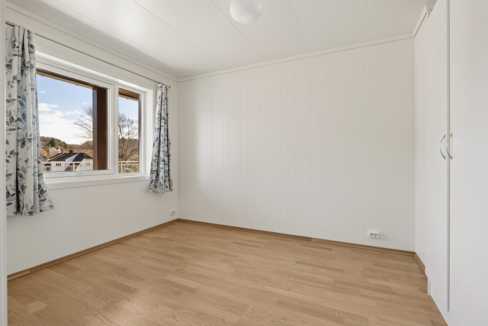 Hovedsoverommet er av god størrelse med plass til både dobbeltseng og garderobeløsning Galleribilde