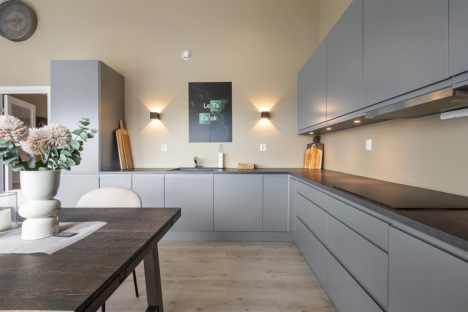 Åpen løsning mot kjøkken. HTH innredning med glatte fronter og laminert benkeplate. Galleribilde