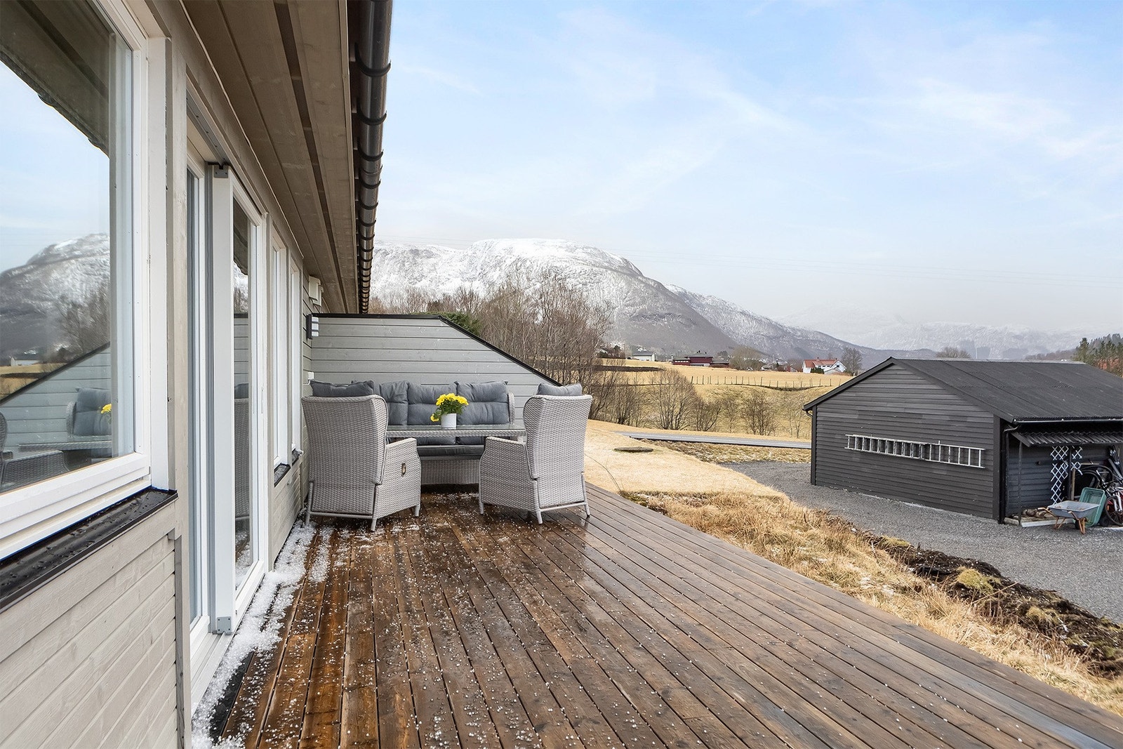 Egen terrasse med sol fra midt på dagen til ut på kvelden. Galleribilde