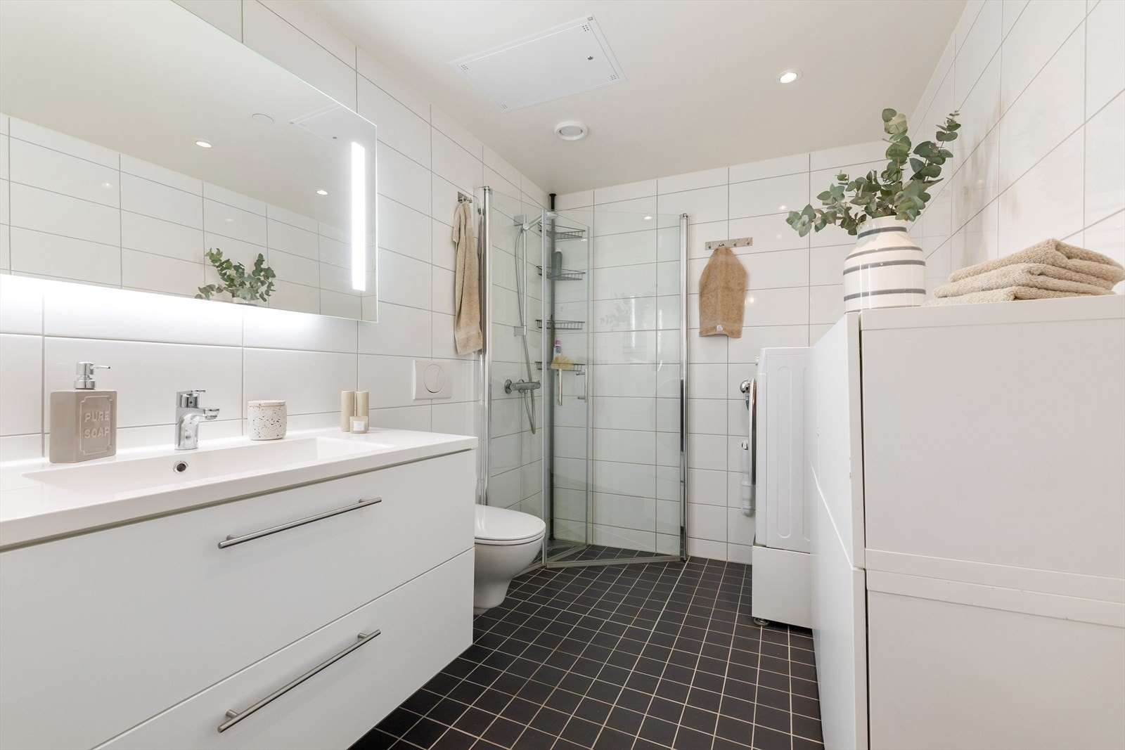 Stort og pent flislagt bad fra 2019. Badet har behagelig gulvvarme og downlights med dimmer i himling. Galleribilde