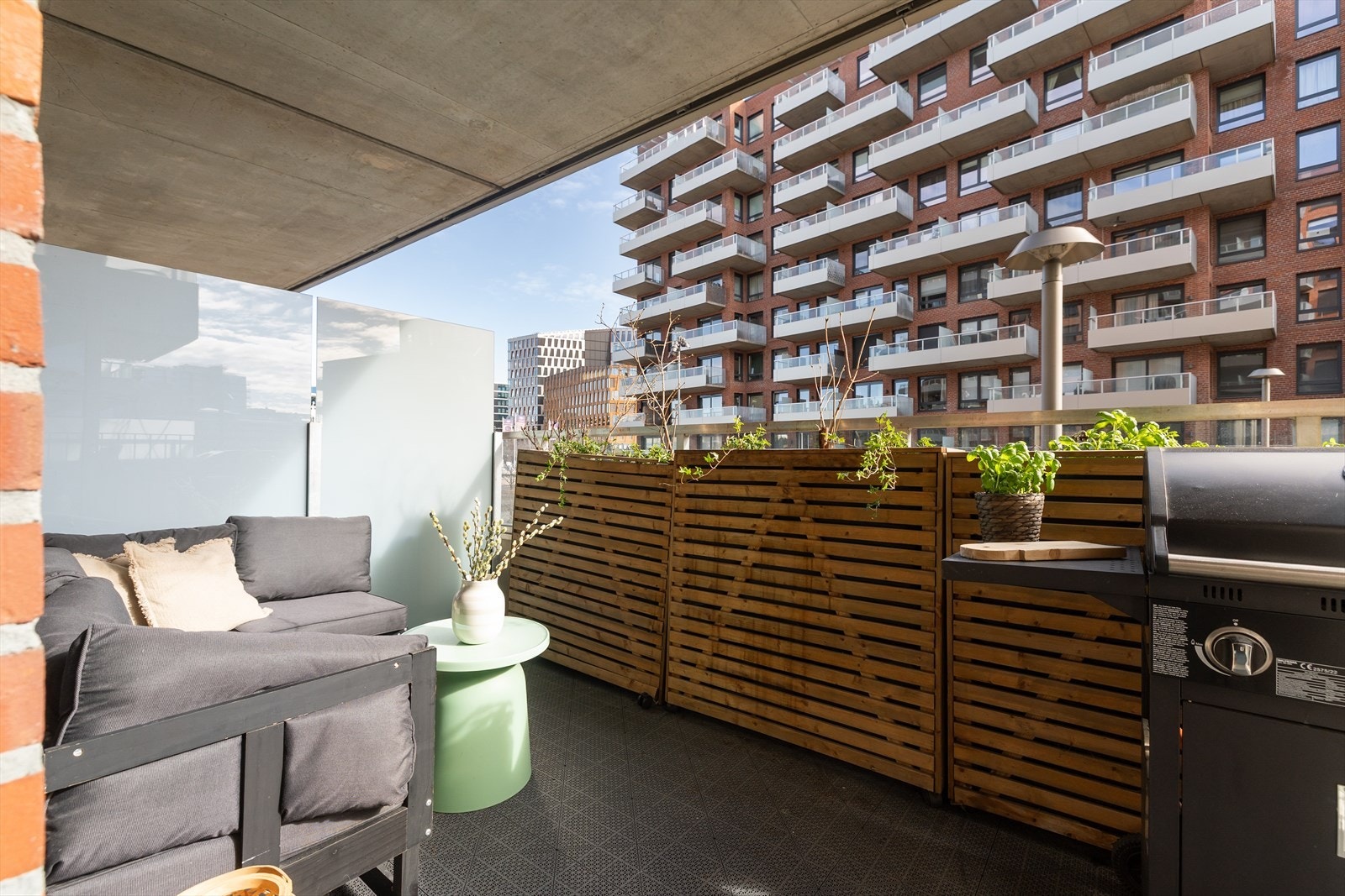 Balkongen er på ca. 8 kvm. Her er det god plass til sittegruppe, grill og beplantning. Galleribilde