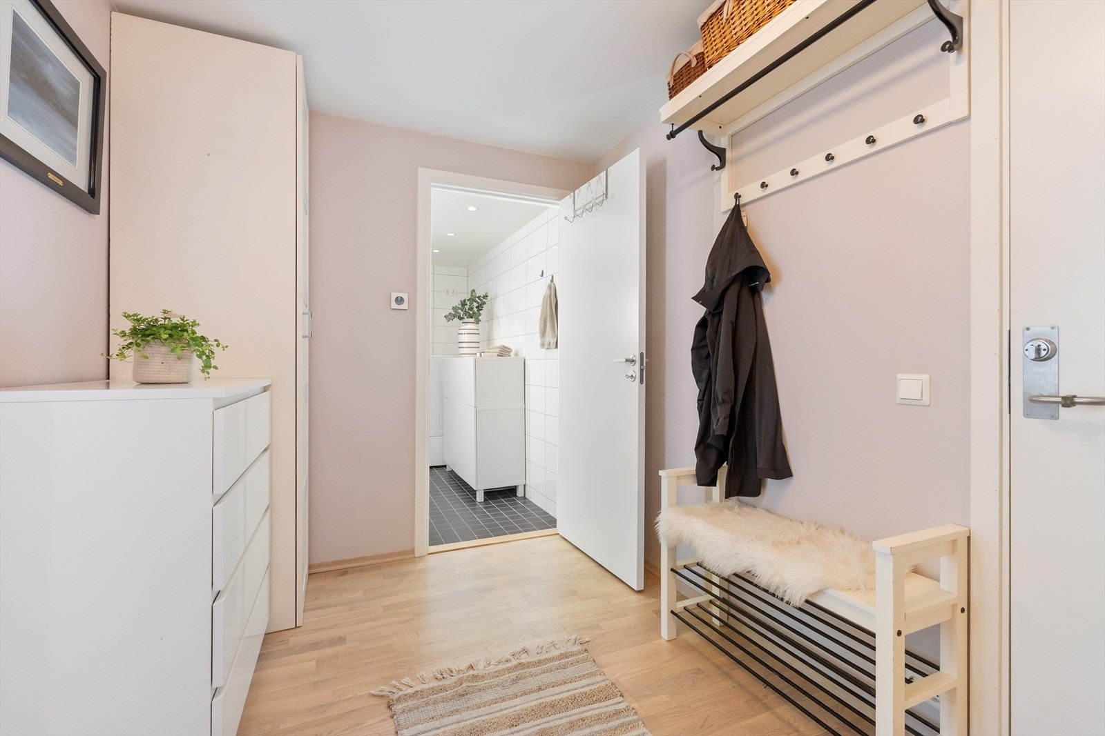 Velkommen inn! I leiligheten møtes du av en praktisk og flott entré som gir et godt førsteinntrykk. I entréen er det plass til knagger og skohylle for oppbevaring av yttertøy. Galleribilde