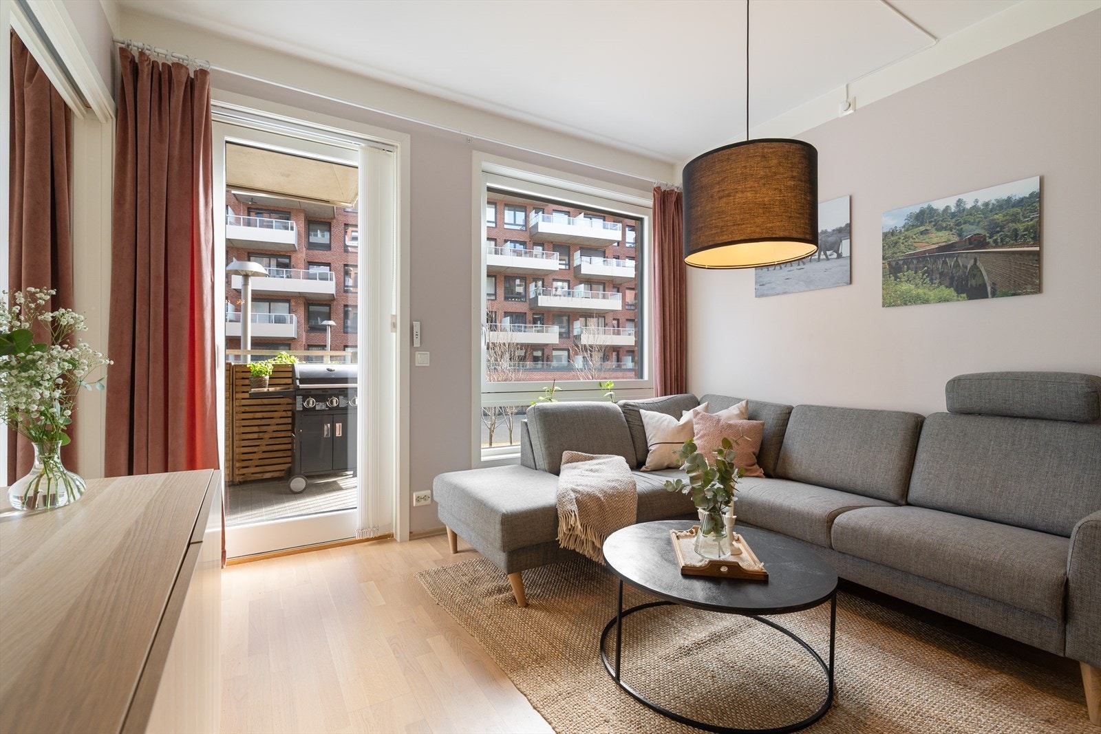 Takhøyde på ca. 2,6 meter og rikelig med naturlig lys gir en luftig og behagelig romfølelse. Galleribilde