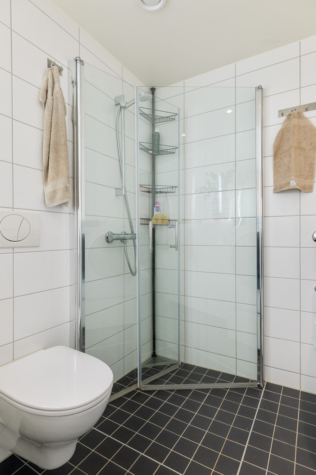 Det er utstyrt med veggmontert WC, dusjplass med inn og utadslående dusjvegger, servant i innredning med ettgreps blandebatteri, mekanisk avtrekk og opplegg for vaskemaskin. Galleribilde