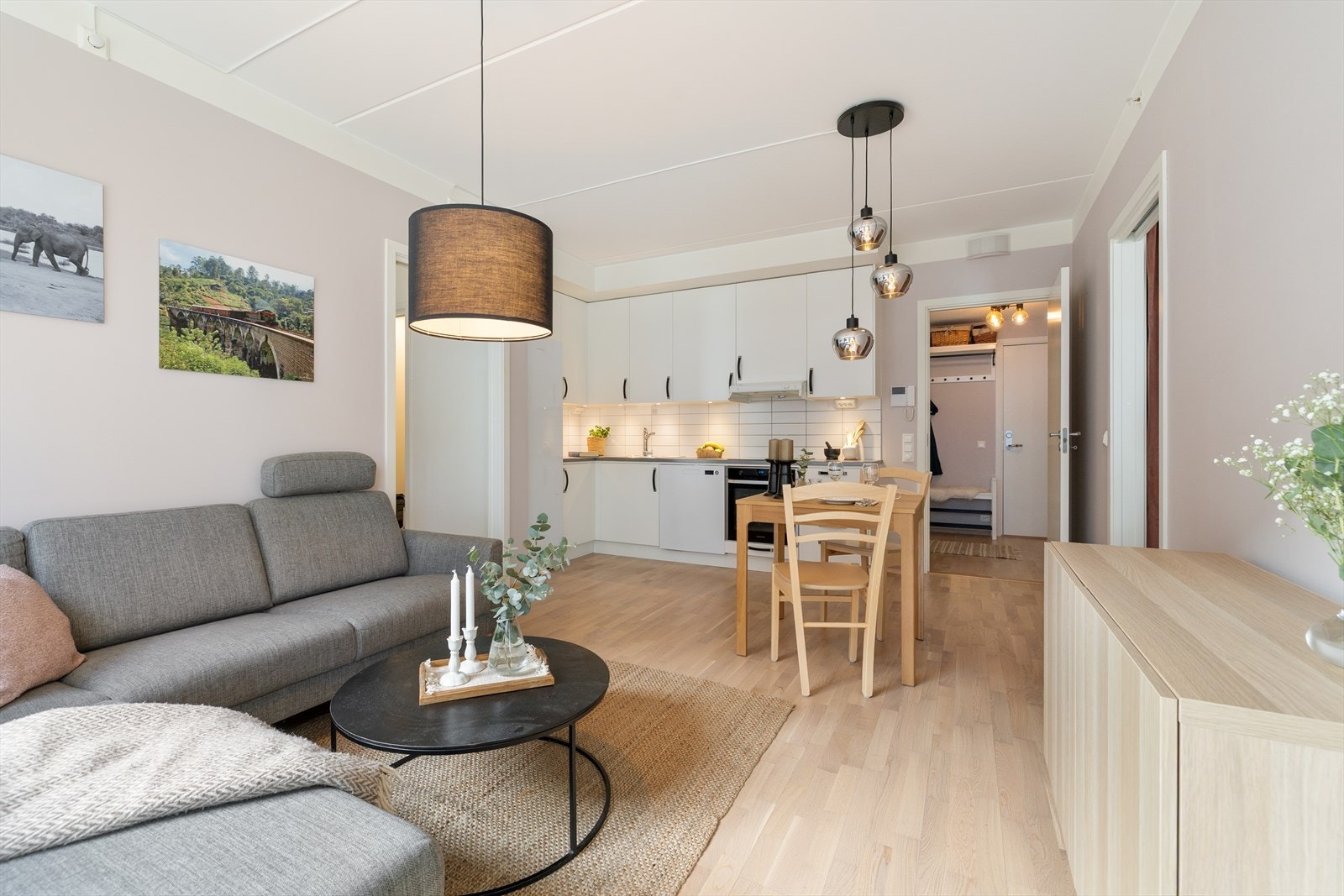 Rommet er malt i lyse og rolige fargetoner. Galleribilde