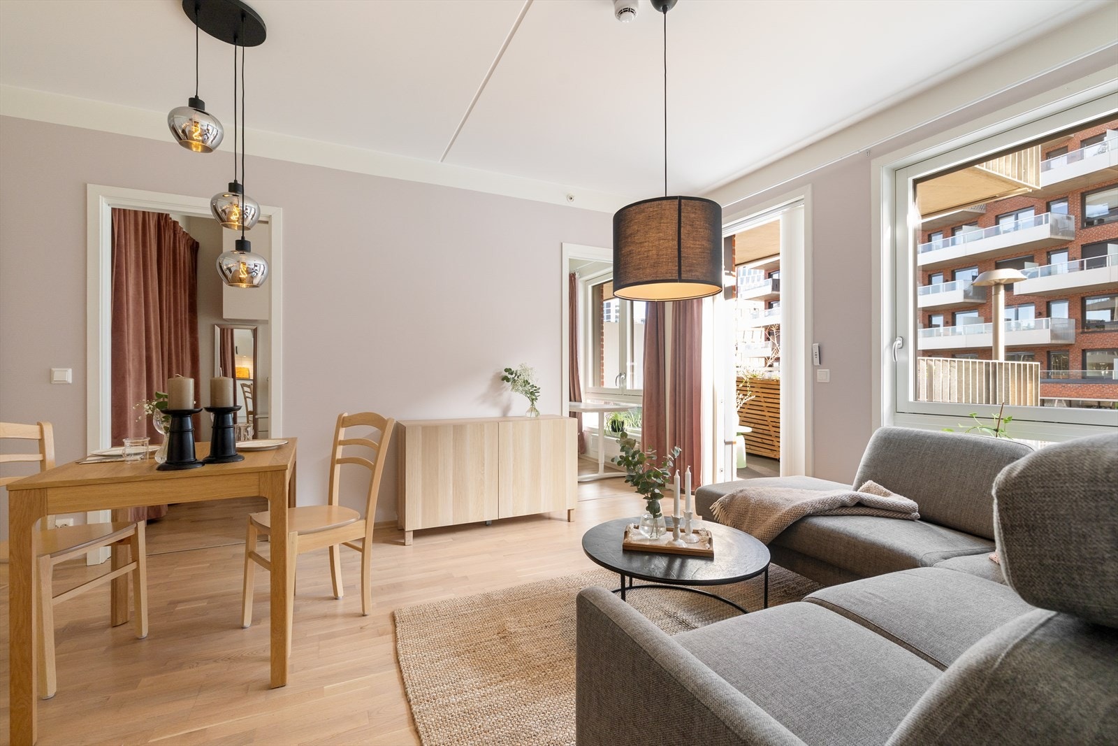 Her er det plass til både sofagruppe med sofabord og tv løsning. Galleribilde