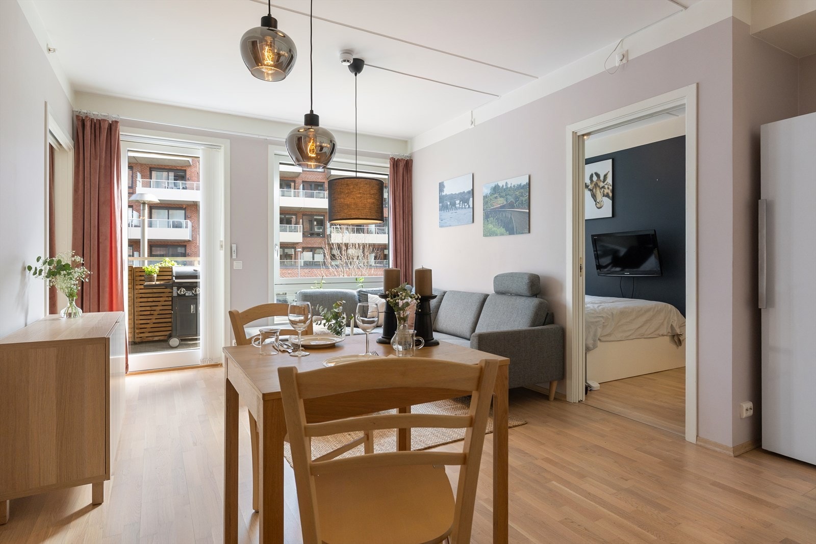 Lys og romslig stue med gode møbleringsmuligheter. Galleribilde