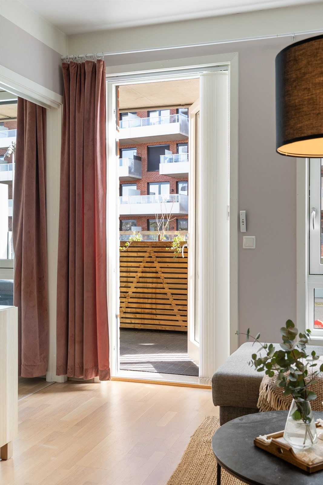 Fra stuen er det utgang til boligens balkong. Galleribilde