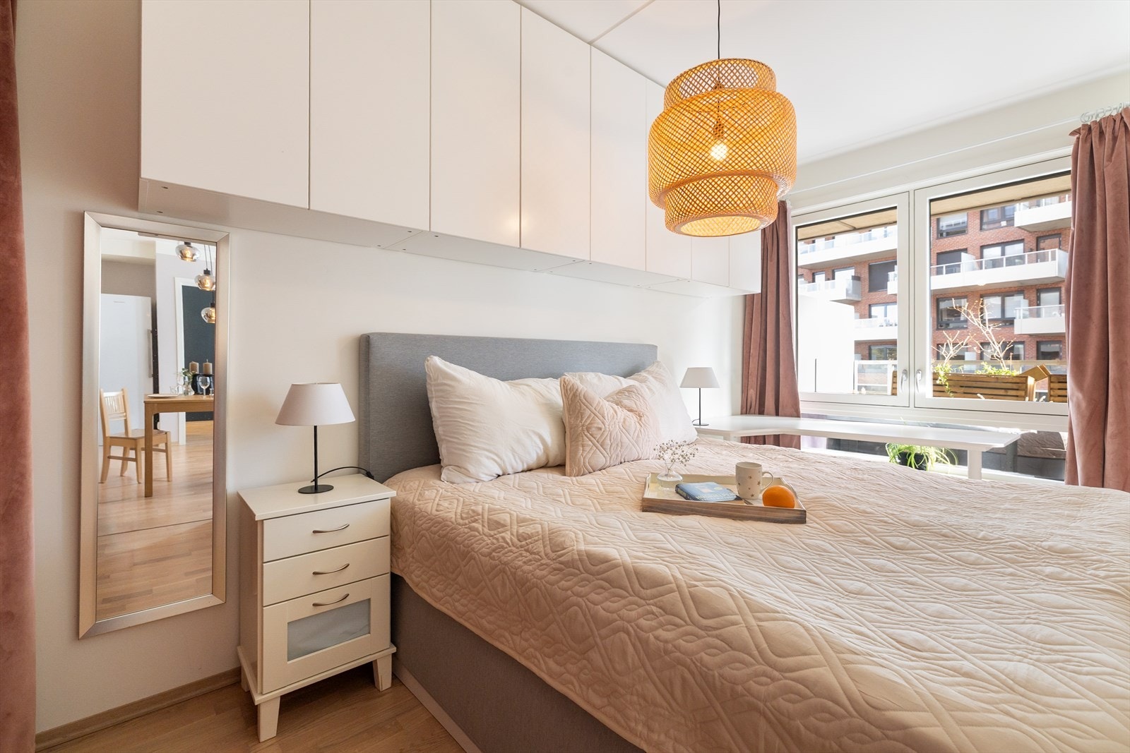 Lyst og pent soverom med god plass til dobbeltseng og annet møblement. Galleribilde