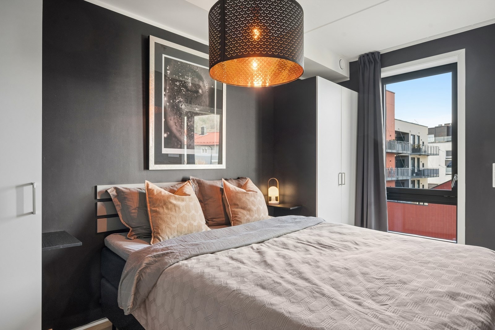 Lunt soverom malt i en mørk fargetone. Galleribilde