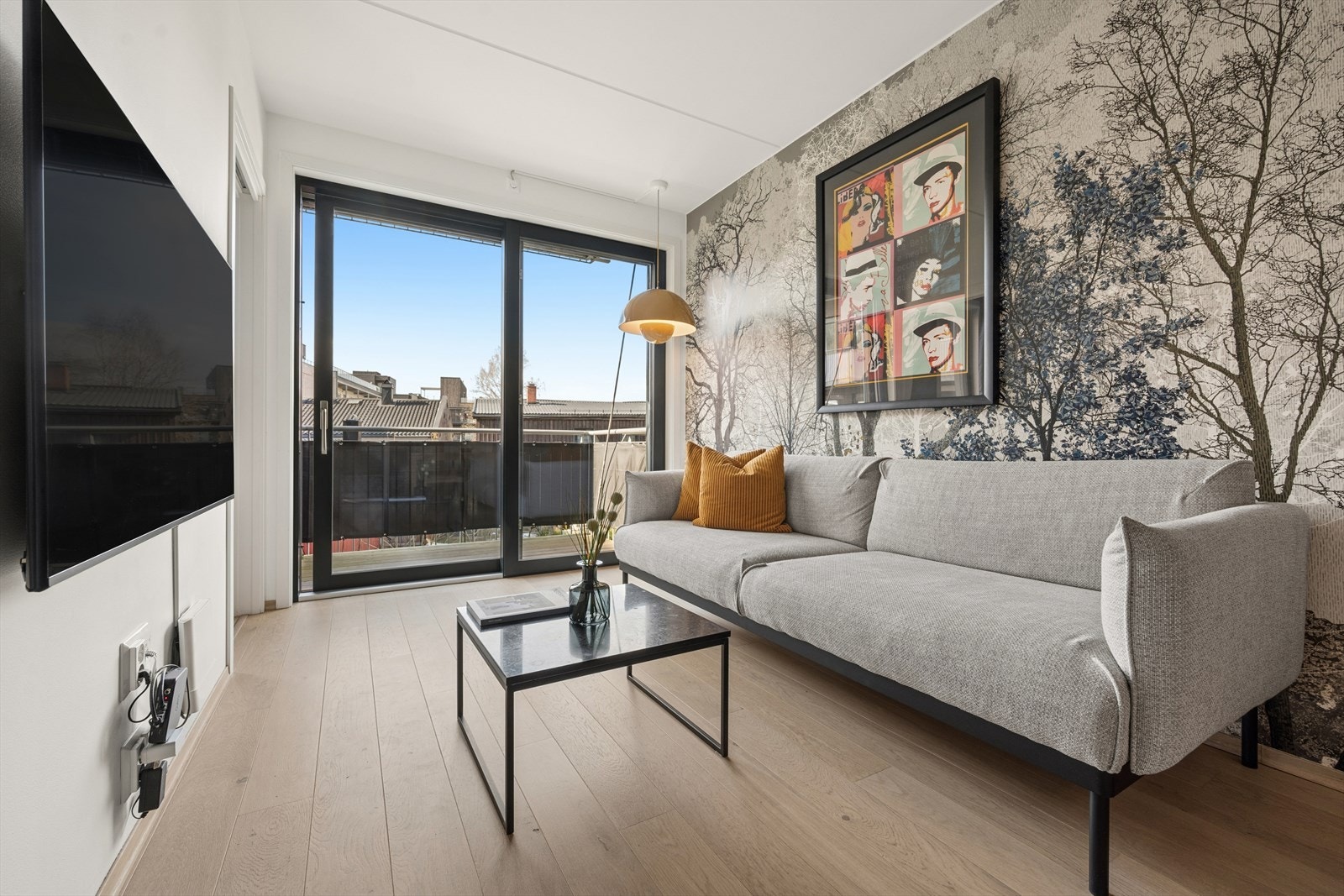 I stuen er det vinduer fra gulv til tak som gir mye naturlig lys. Galleribilde