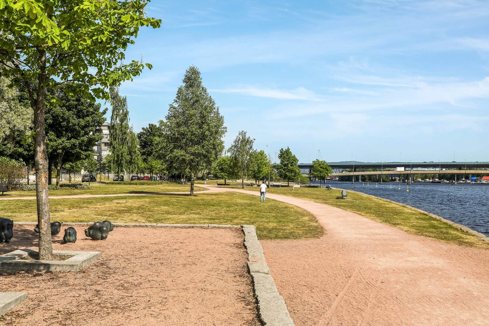 Elvepromenaden er opparbeidet med sykkelsti/gangvei på begge sider av elven. Galleribilde