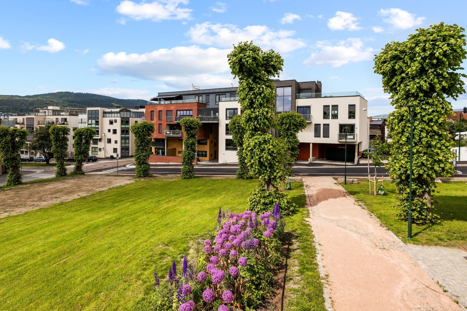 Pen opparbeidet park rett på utsiden av inngangsdøren. Galleribilde