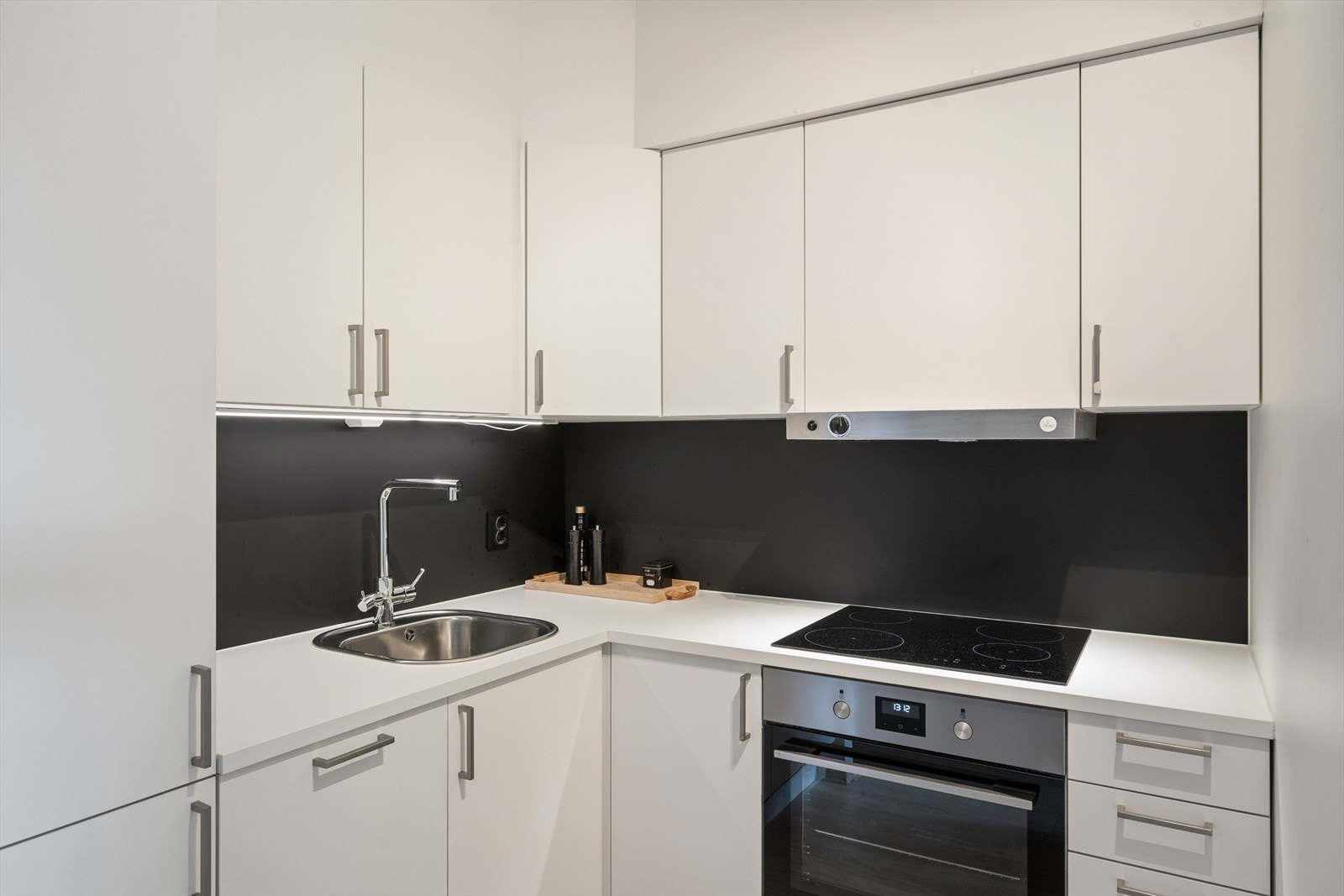 Godt utstyrt kjøkken med integrerte hvitevarer. Galleribilde