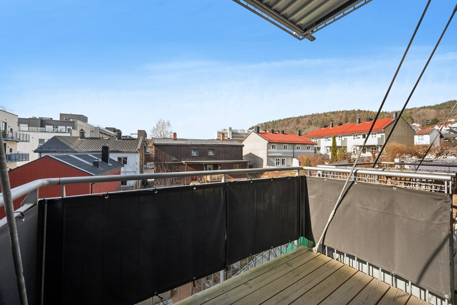 Utgang til balkongen fra stuen. Galleribilde