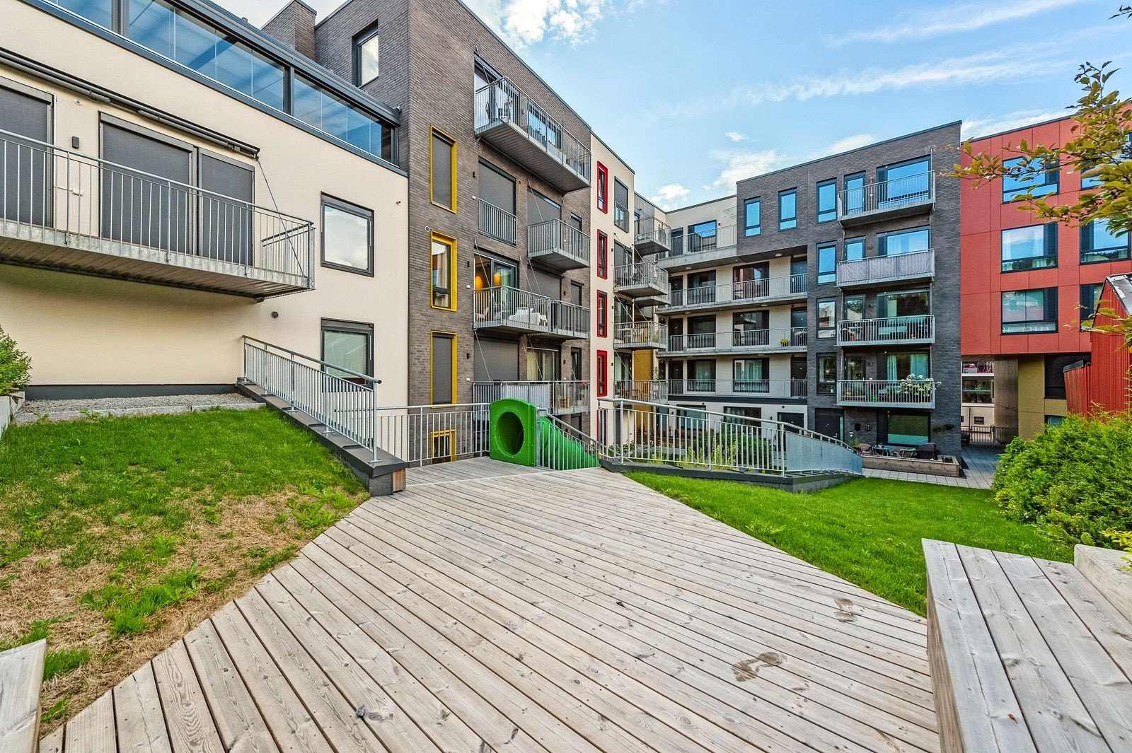 Leiligheten ligger fint til i byggets 3 etasje. Galleribilde