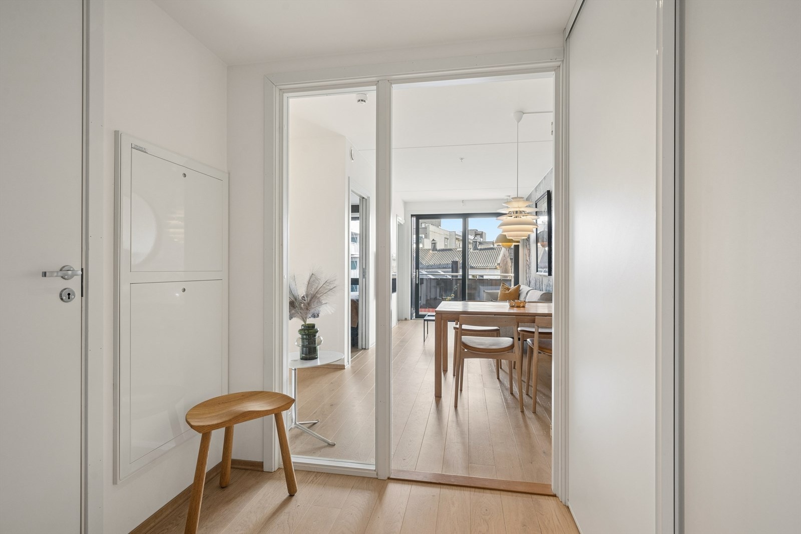 Romslig entré som ønsker deg velkommen inn. Galleribilde