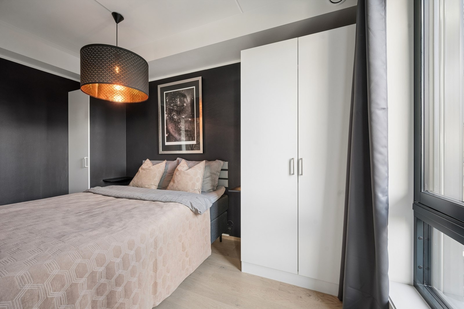 Det er også god plass til garderobeskap! Galleribilde