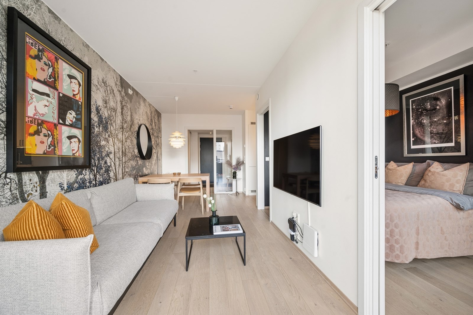 Lyse overflater og en lekker parkett på gulv. Galleribilde