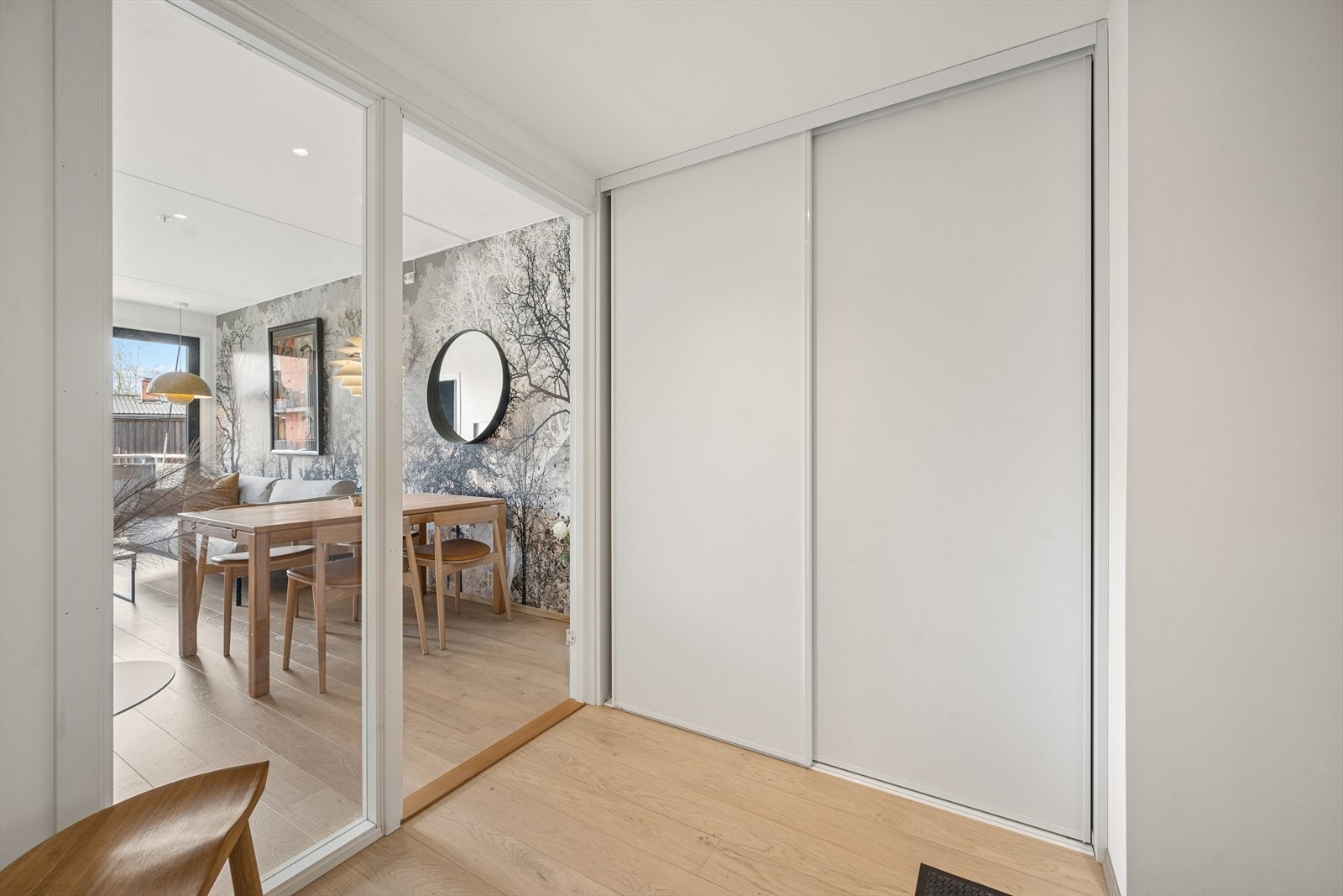 Stor skyvedørsgarderobe. Galleribilde