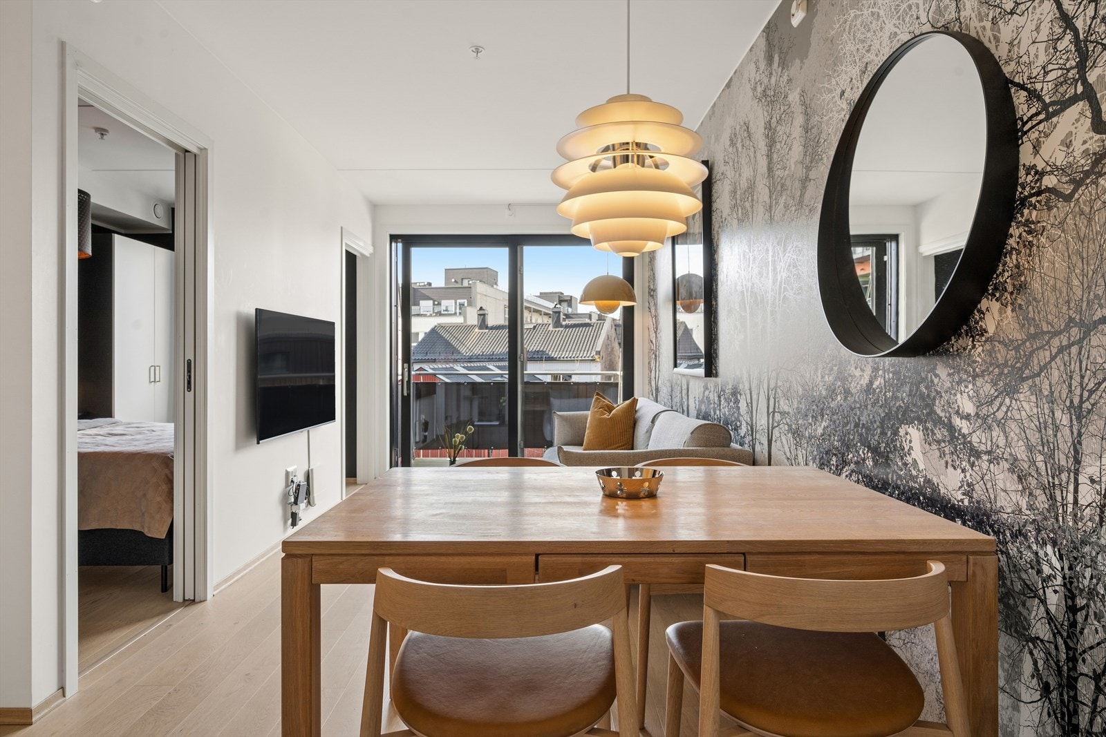 Spisebord i tilknytning til kjøkkenet. Galleribilde