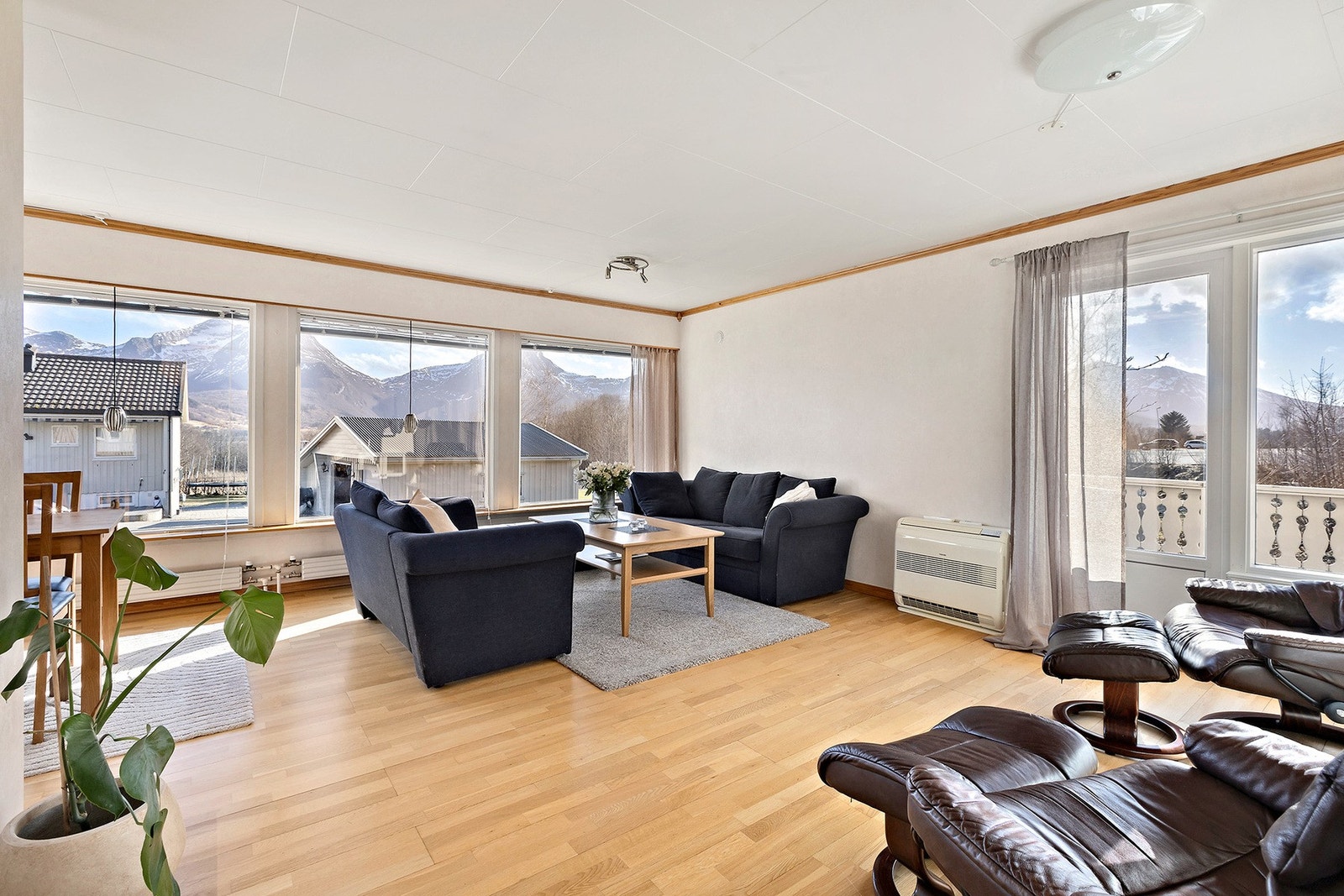 Romslig stue med varmepumpe. Adkomst til veranda. Galleribilde