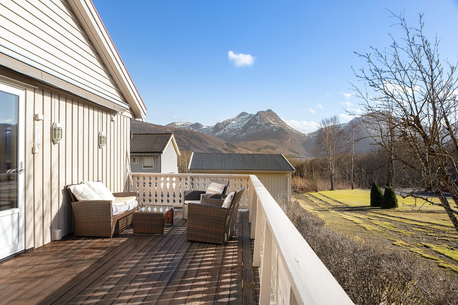 Utsikt fra veranda. ( 31m2) Galleribilde