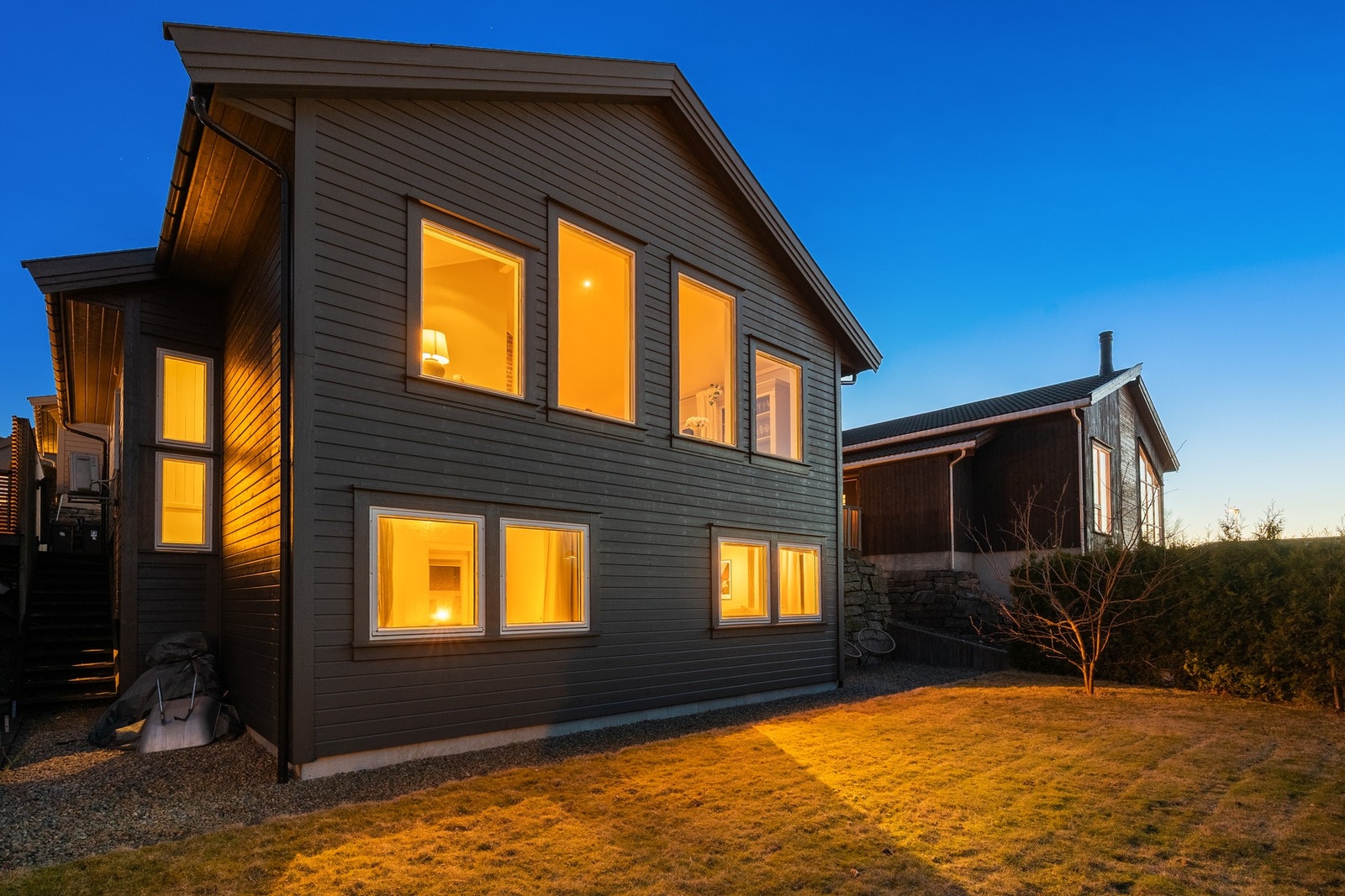 Et område hvor både store og små kan leke, med trapp som leder opp til inngangspartiet. Galleribilde