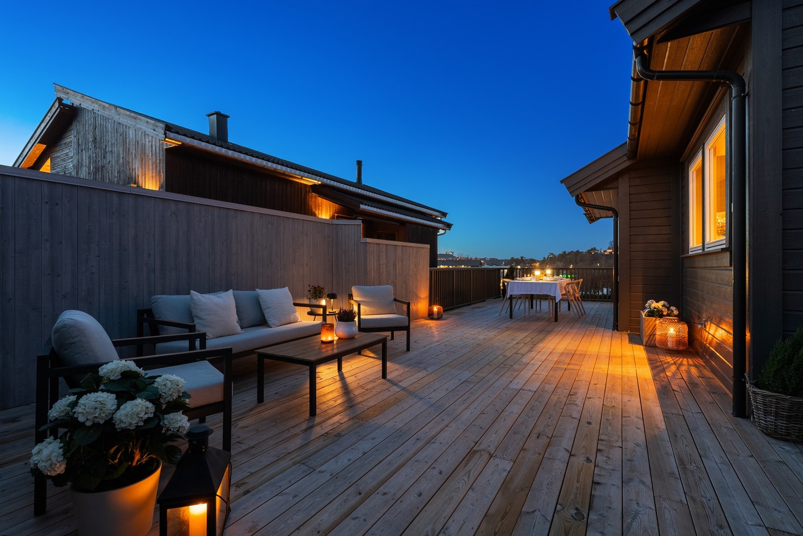 Stor terrasse med god plass til utemøbler, med utsikt mot nærområdet. Galleribilde