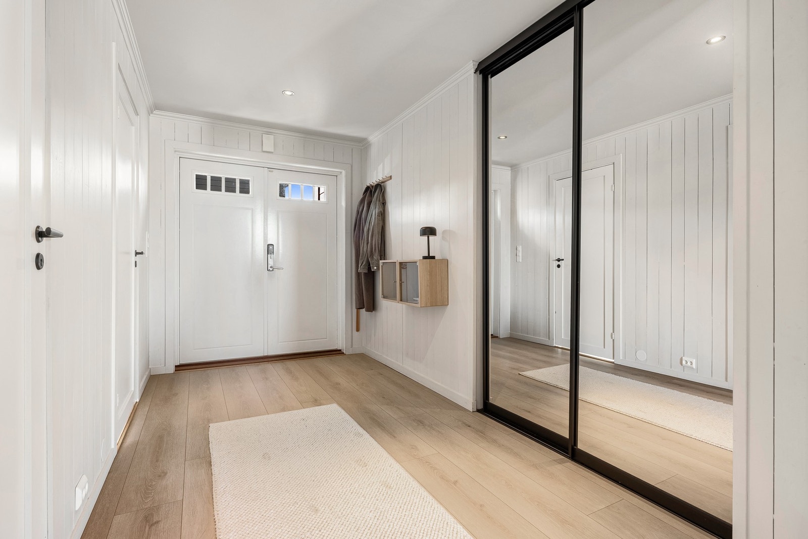 Lys og romslig gang med skyvedørsgarderobe Galleribilde