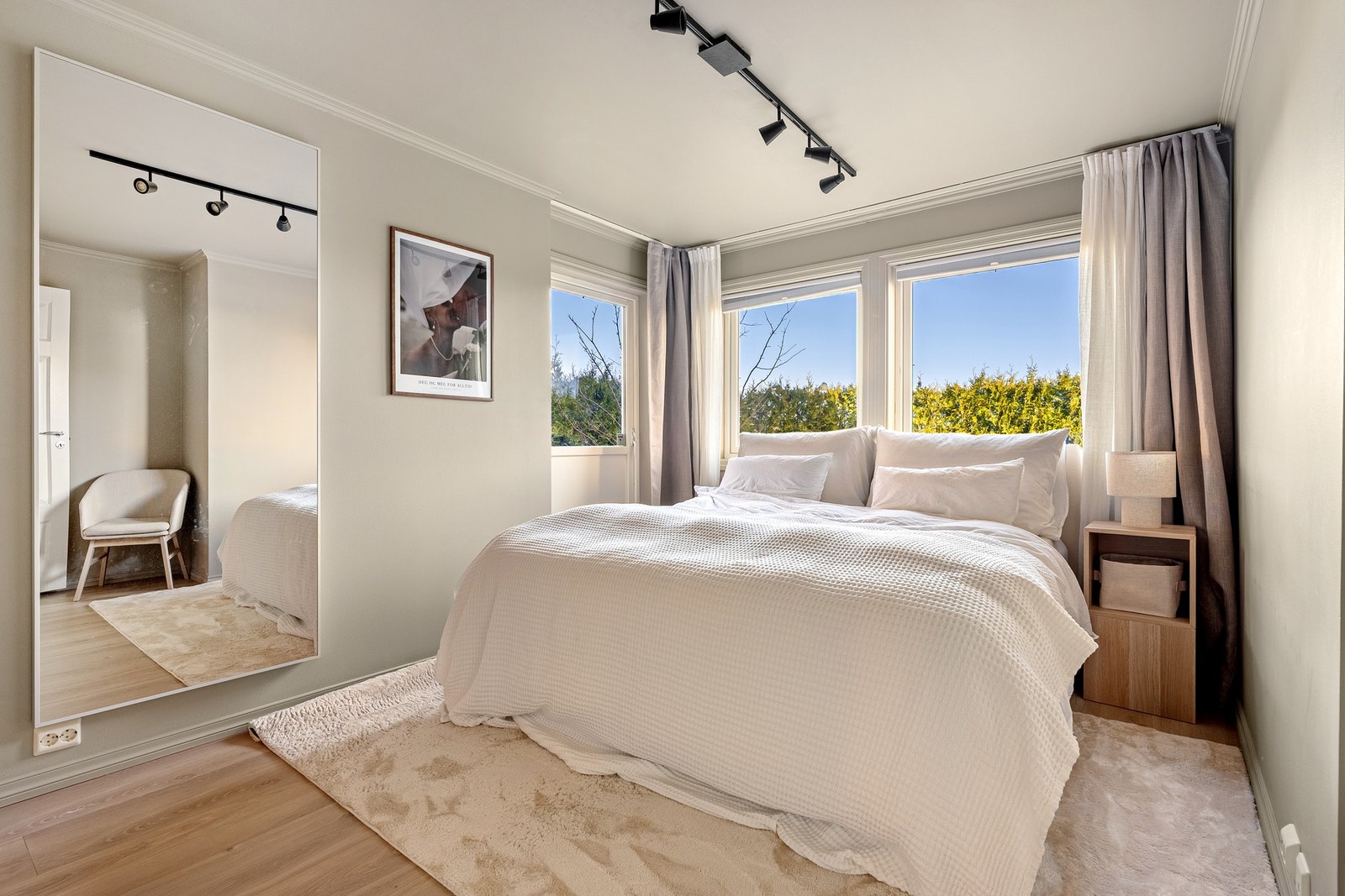 Hovedsoverom med dør ut til hage - Rommet har varmekabler Galleribilde