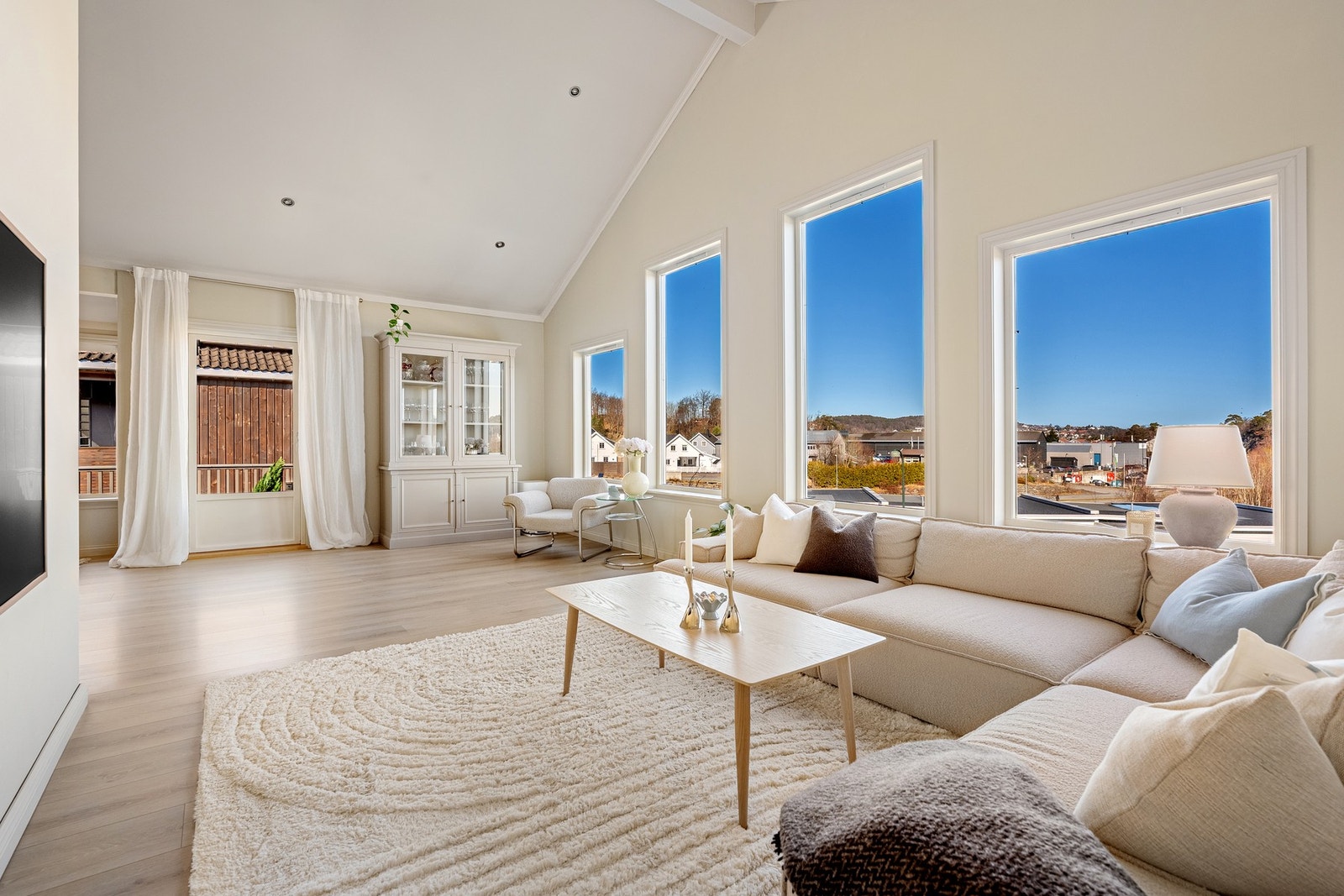 Romslig og lys stue | Store vindusflater skaper godt og naturlig lysinnslipp Galleribilde