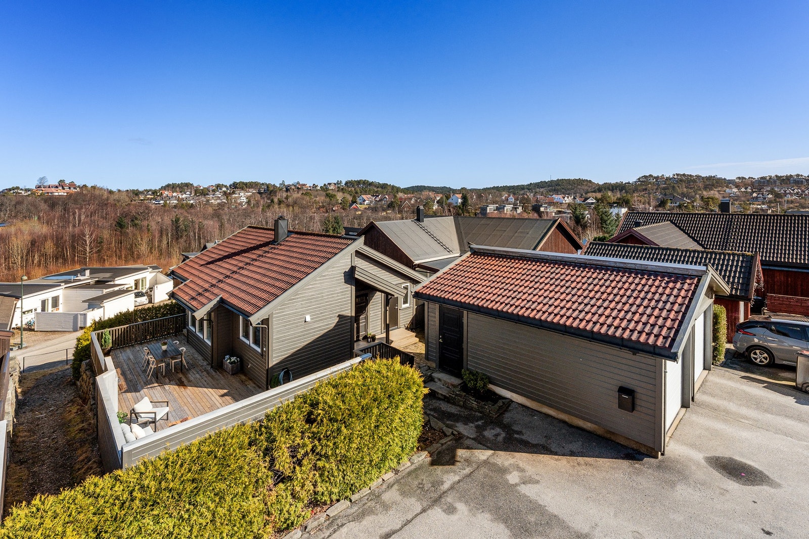 Halvpart av dobbel garasje med EL-bil lader Galleribilde