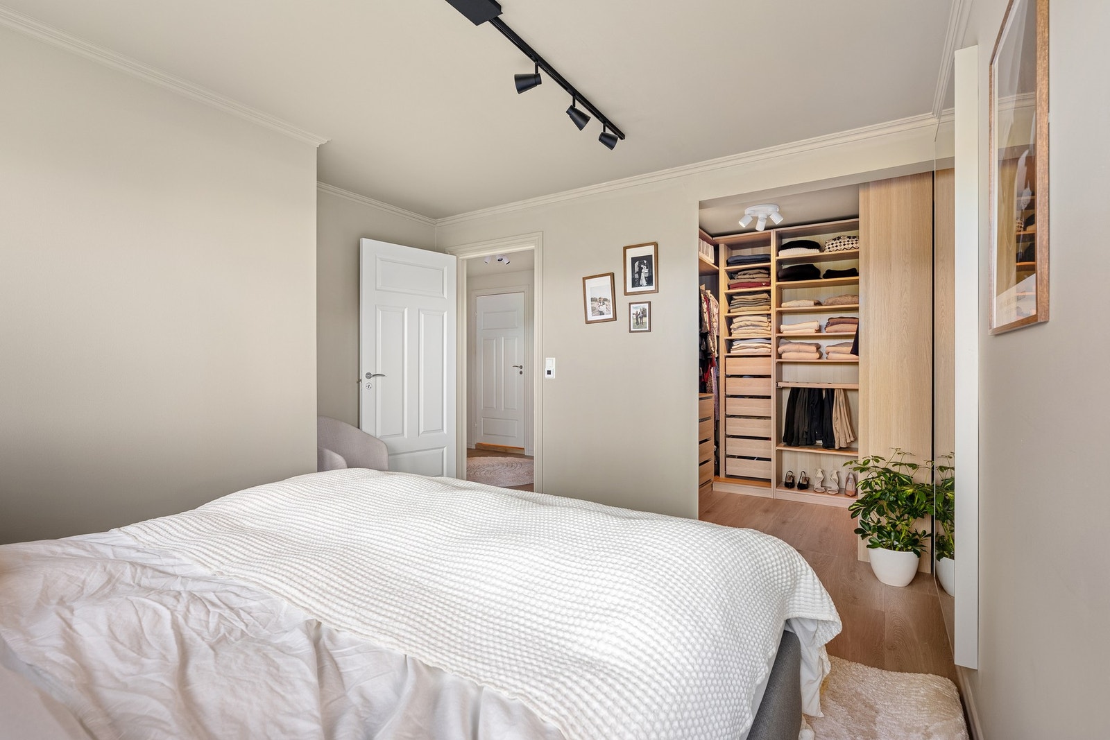 Med walk-in-garderobe Galleribilde