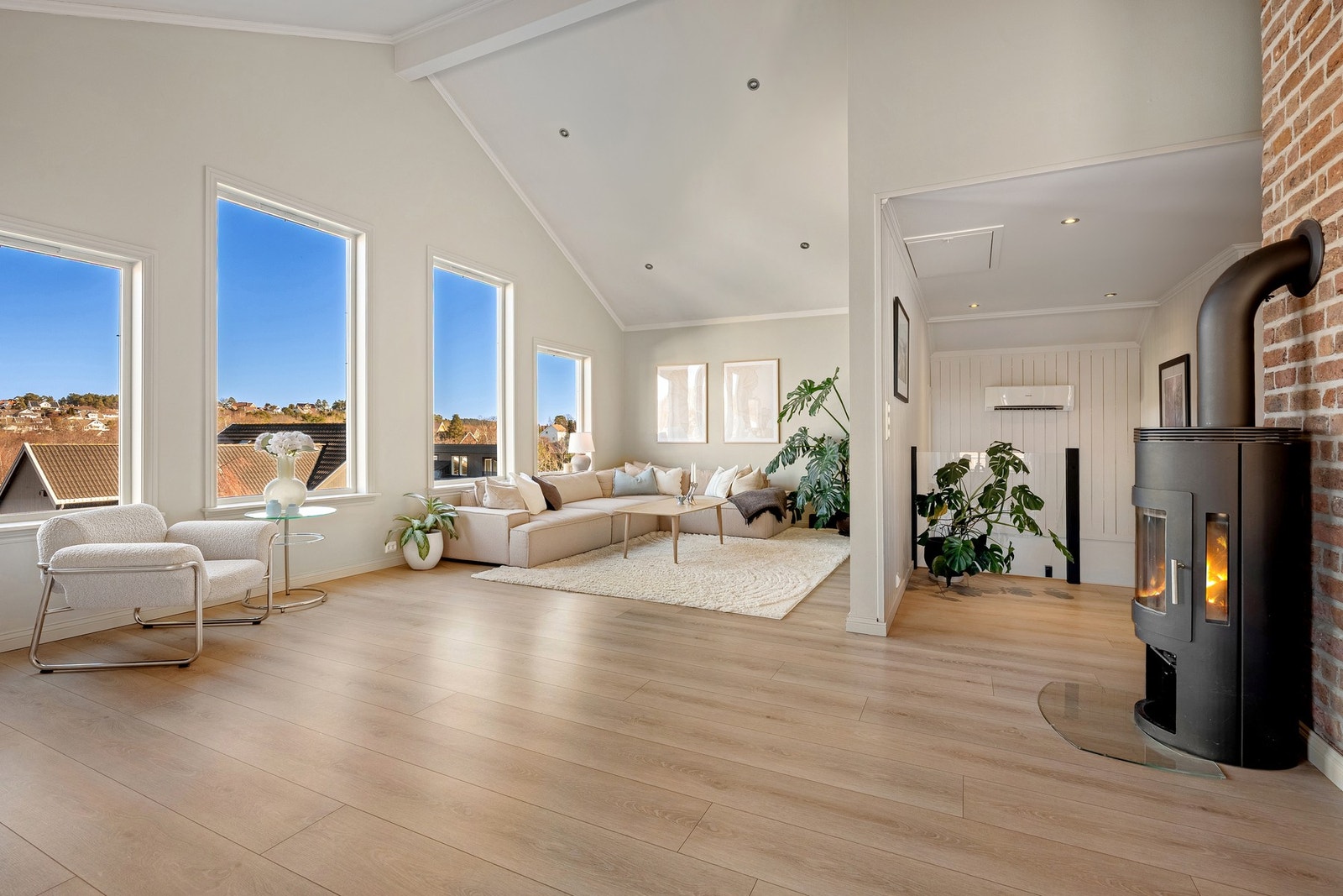 Stuen er lys og innbydende, med en imponerende takhøyde på rundt 4,2 meter på det høyeste. Galleribilde