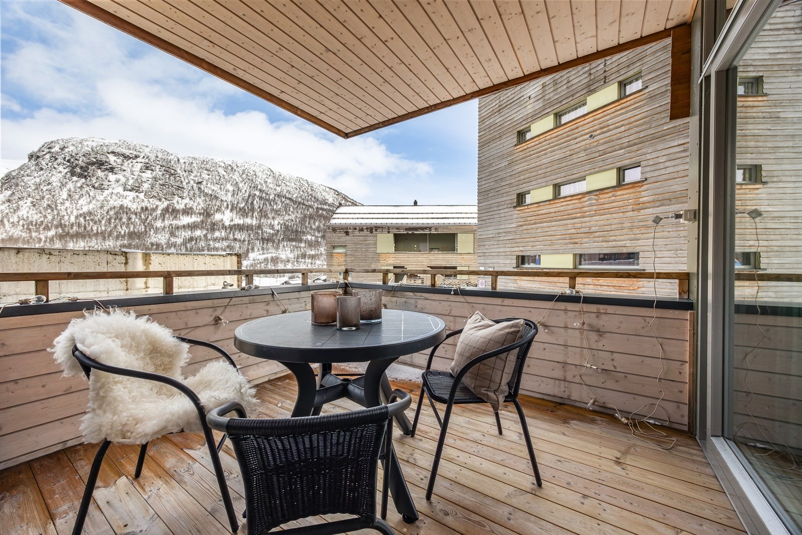 Fra stuen er det utgang til en overbygget terrasse på 8,5 m² Galleribilde