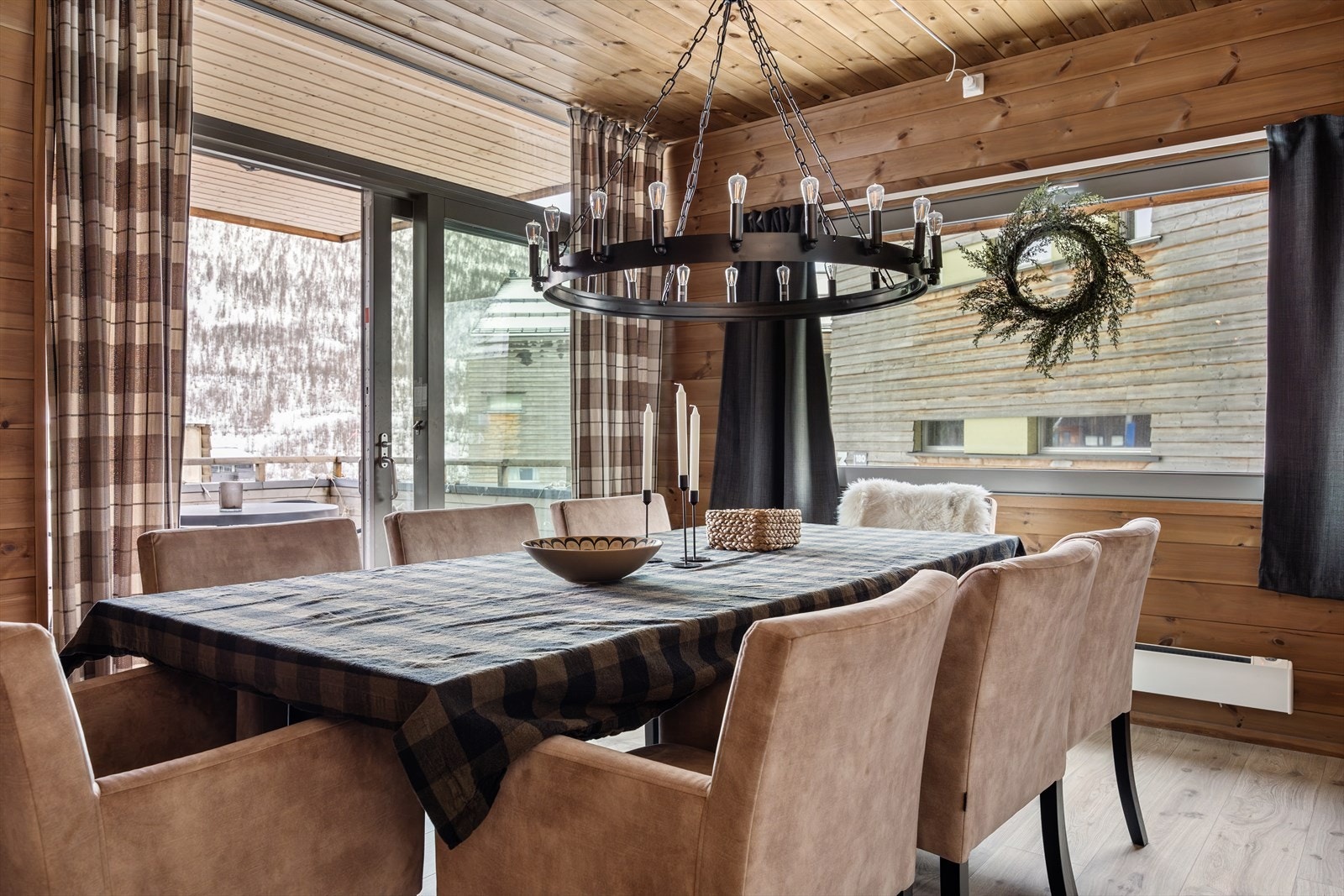 Romslig spiseplass for hyggelige måltider Galleribilde