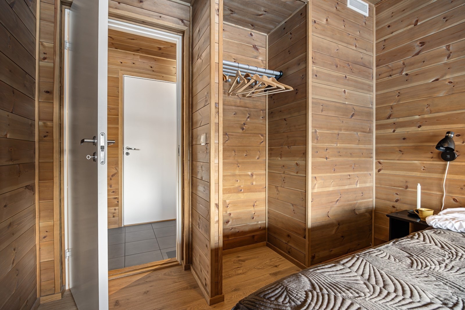 Fritidsboligen har tre soverom plassert vegg i vegg, alle med adkomst fra gangen Galleribilde