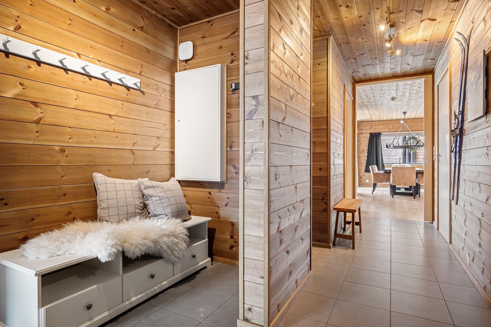 Den innbydende gangen gir rikelig med plass til yttertøy og sko i en praktisk garderobesone. Velkommen inn! Galleribilde