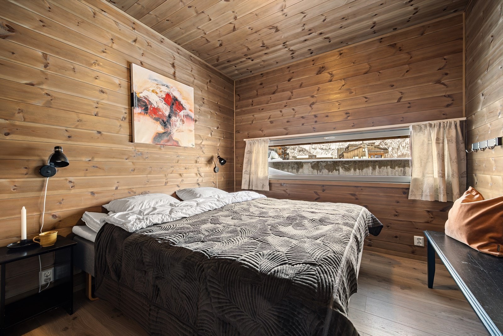 Hovedsoverommet har god plass til dobbeltseng med ønsket møblement Galleribilde